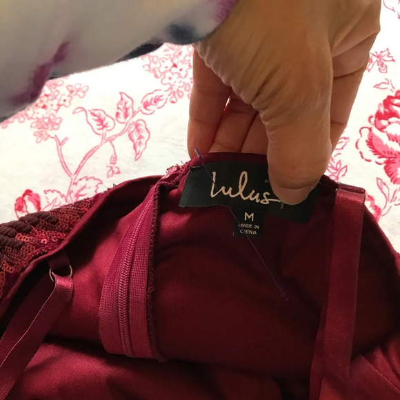 NWT Lulu’s Burgundy sequence short dress Sz medium - Picture 8 of 8